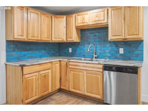 Kitchen - 4470 Royal Ave, Eugene, OR 97402 photo 4 of 7