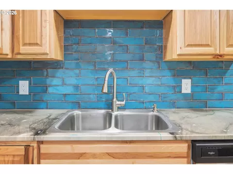 Kitchen - 4470 Royal Ave, Eugene, OR 97402 photo 5 of 7