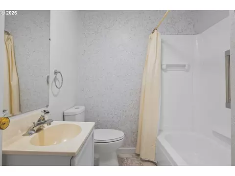 Bath - 4470 Royal Ave, Eugene, OR 97402 photo 3 of 3