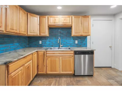 Kitchen - 4470 Royal Ave, Eugene, OR 97402 photo 3 of 7