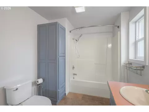 Bath - 4470 Royal Ave, Eugene, OR 97402 photo 2 of 3