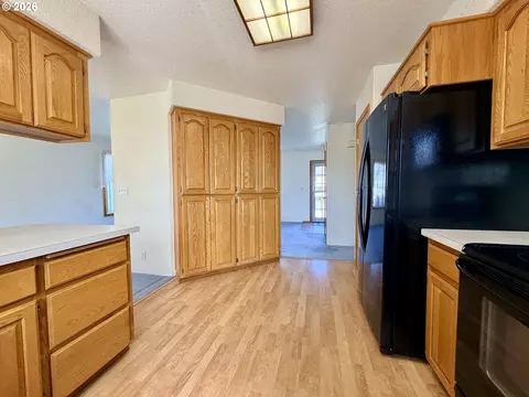 Kitchen - 145 Esther Pl, Irrigon, OR 97844 photo 2 of 3