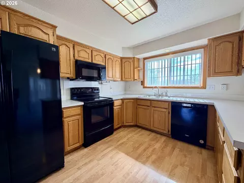 Kitchen - 145 Esther Pl, Irrigon, OR 97844 photo 1 of 3
