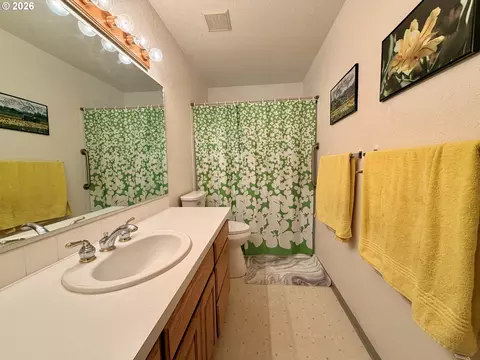 Bath - 145 Esther Pl, Irrigon, OR 97844 photo 2 of 3