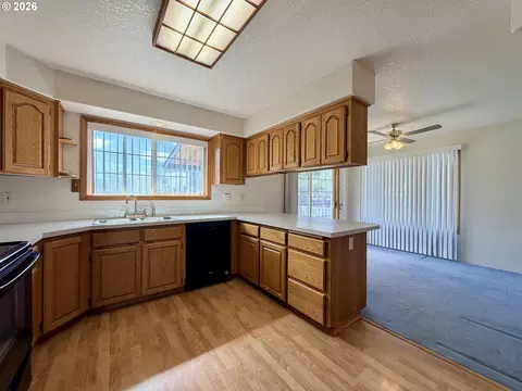 Kitchen - 145 Esther Pl, Irrigon, OR 97844 photo 3 of 3