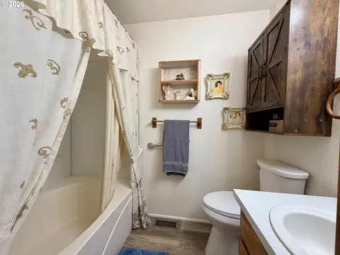 Bath - 145 Esther Pl, Irrigon, OR 97844 photo 1 of 3