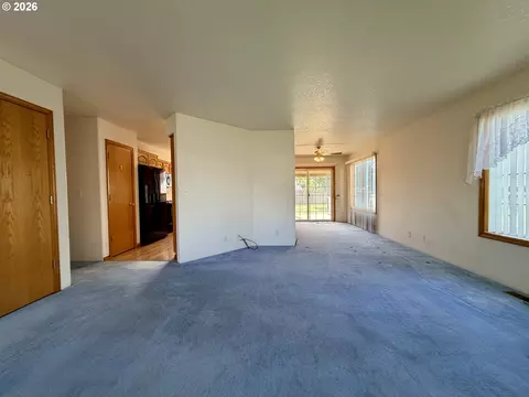 Living - 145 Esther Pl, Irrigon, OR 97844 photo 2 of 4
