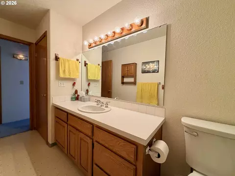 Bath - 145 Esther Pl, Irrigon, OR 97844 photo 3 of 3