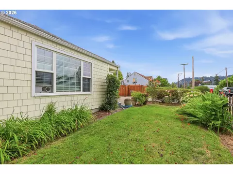 Exterior - 583 17th St, Springfield, OR 97477 photo 3 of 9