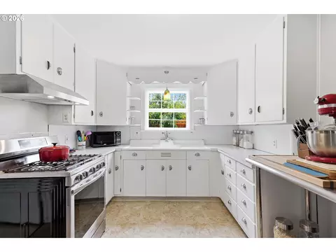 Kitchen - 583 17th St, Springfield, OR 97477 photo 1 of 5