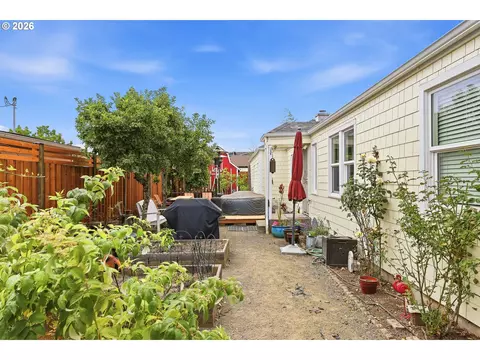 Exterior - 583 17th St, Springfield, OR 97477 photo 6 of 9