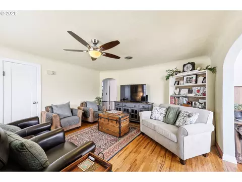 Living - 583 17th St, Springfield, OR 97477 photo 1 of 5