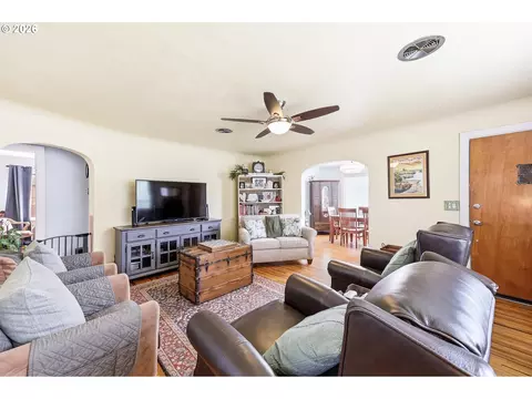 Living - 583 17th St, Springfield, OR 97477 photo 2 of 5