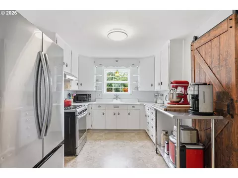 Kitchen - 583 17th St, Springfield, OR 97477 photo 4 of 5