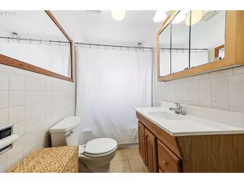 Bath - 583 17th St, Springfield, OR 97477 photo 1 of 1