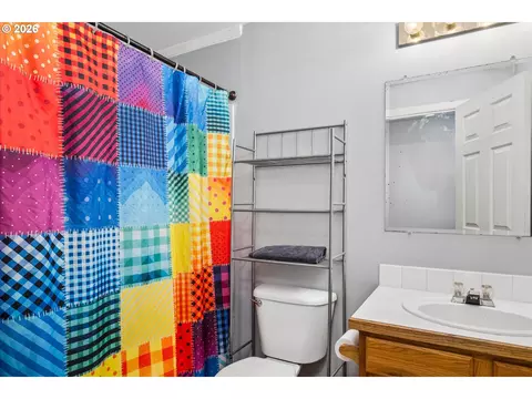 Bath - 995 Kintzley Ave, Springfield, OR 97478 photo 2 of 3
