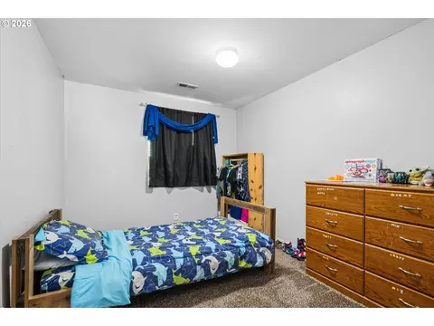 Bedroom - 995 Kintzley Ave, Springfield, OR 97478 photo 1 of 9