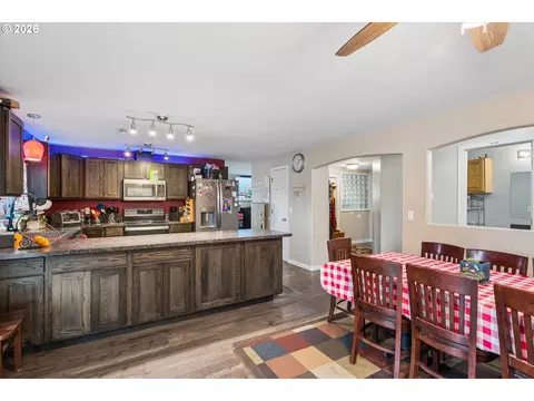 Kitchen - 995 Kintzley Ave, Springfield, OR 97478 photo 1 of 5