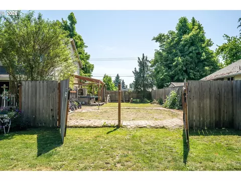 Exterior - 995 Kintzley Ave, Springfield, OR 97478 photo 13 of 14