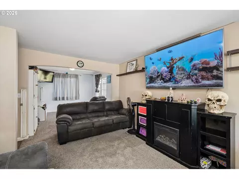 Living - 995 Kintzley Ave, Springfield, OR 97478 photo 1 of 1