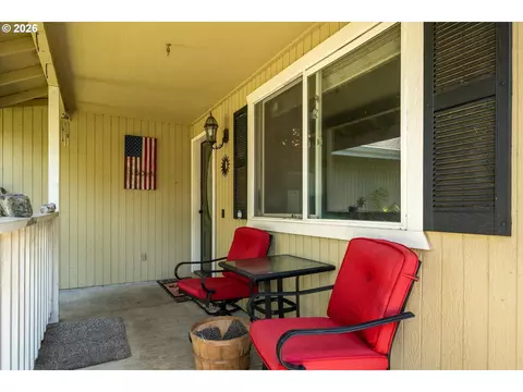 Exterior - 995 Kintzley Ave, Springfield, OR 97478 photo 6 of 14