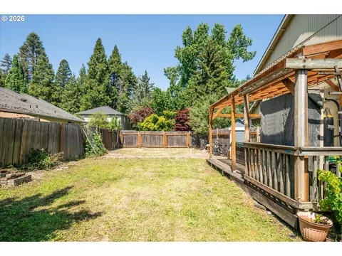 Exterior - 995 Kintzley Ave, Springfield, OR 97478 photo 11 of 14