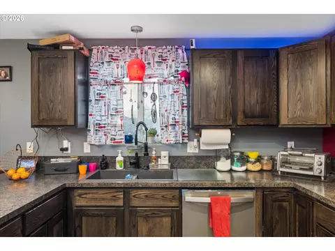 Kitchen - 995 Kintzley Ave, Springfield, OR 97478 photo 4 of 5