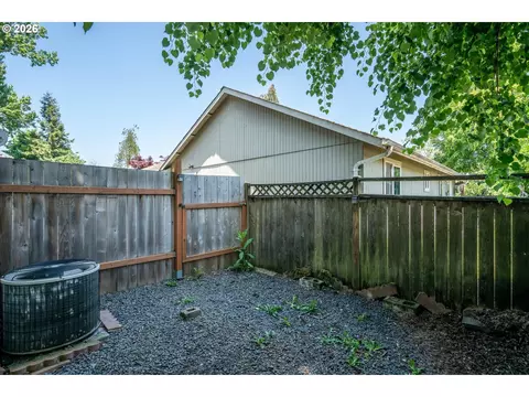 Exterior - 995 Kintzley Ave, Springfield, OR 97478 photo 9 of 14