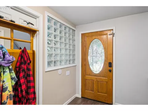 Entry Way - 995 Kintzley Ave, Springfield, OR 97478 photo 1 of 1