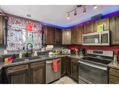 Kitchen - 995 Kintzley Ave, Springfield, OR 97478 photo 5 of 5