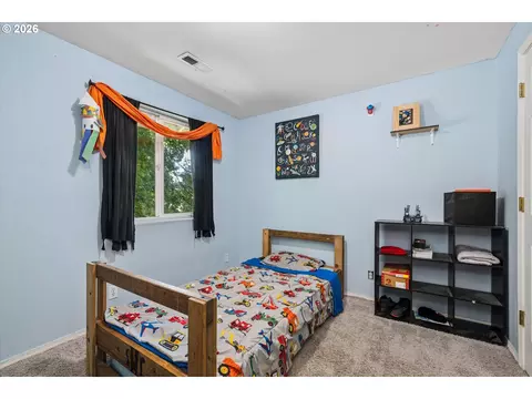 Bedroom - 995 Kintzley Ave, Springfield, OR 97478 photo 5 of 9