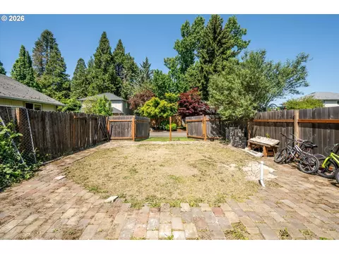 Exterior - 995 Kintzley Ave, Springfield, OR 97478 photo 7 of 14