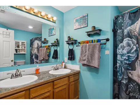 Bath - 995 Kintzley Ave, Springfield, OR 97478 photo 3 of 3