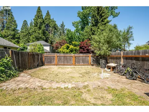 Exterior - 995 Kintzley Ave, Springfield, OR 97478 photo 8 of 14