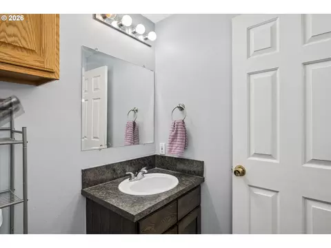 Bath - 995 Kintzley Ave, Springfield, OR 97478 photo 1 of 3