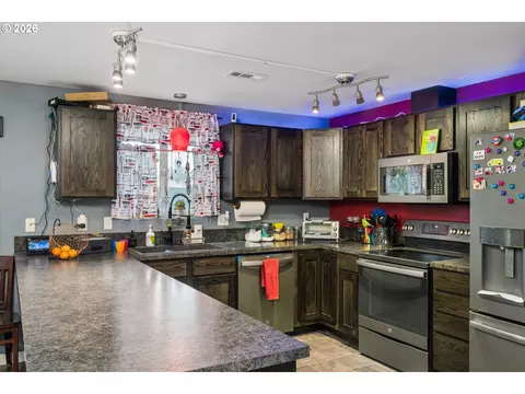 Kitchen - 995 Kintzley Ave, Springfield, OR 97478 photo 3 of 5