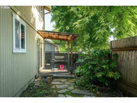Exterior - 995 Kintzley Ave, Springfield, OR 97478 photo 10 of 14