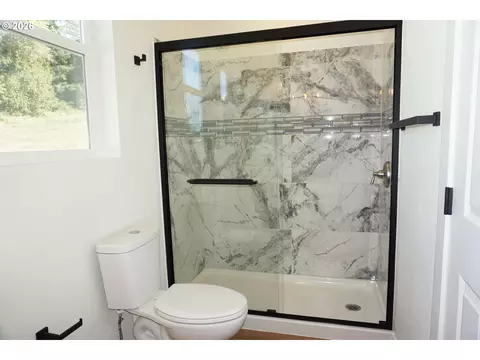 Bath - 330 Richards Dr, Rainier, OR 97048 photo 2 of 3