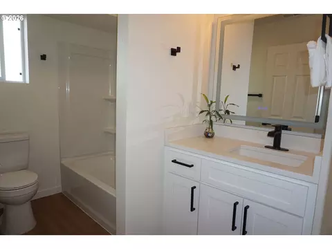 Bath - 330 Richards Dr, Rainier, OR 97048 photo 3 of 3