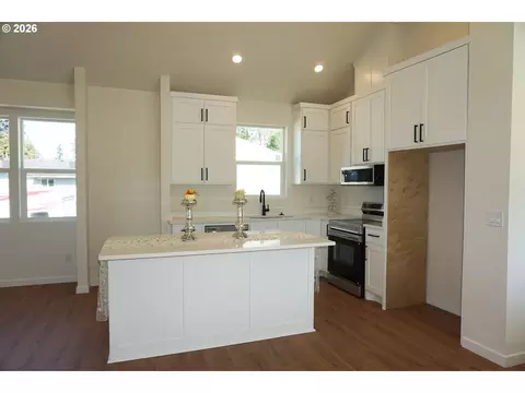 Kitchen - 330 Richards Dr, Rainier, OR 97048 photo 2 of 4