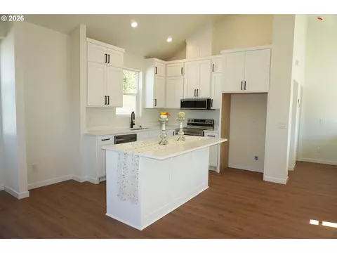 Kitchen - 330 Richards Dr, Rainier, OR 97048 photo 4 of 4