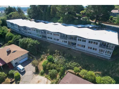 290 N 3rd Ct, Coos Bay, OR 97420