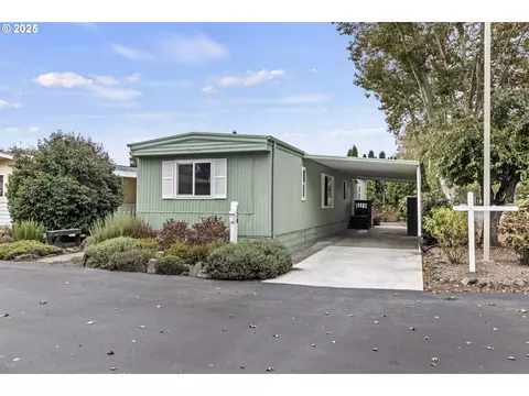 1400 Candlelight Dr #224, Eugene, OR 97402