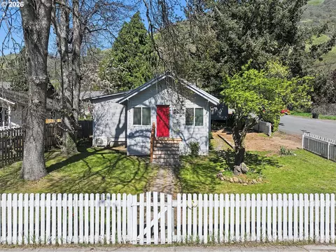 320 E Steuben St, Bingen, WA 98605
