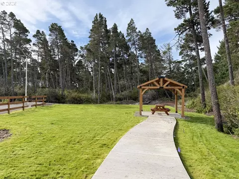 1431 37th St, Florence, OR 97439 photo 3