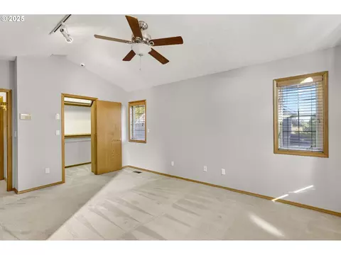 Bedroom - 535 NE 24th St, Gresham, OR 97030 photo 2 of 10