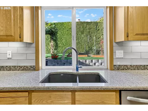 Kitchen - 535 NE 24th St, Gresham, OR 97030 photo 3 of 5