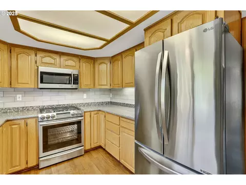 Kitchen - 535 NE 24th St, Gresham, OR 97030 photo 5 of 5