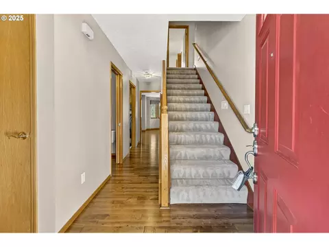 Entry Way - 535 NE 24th St, Gresham, OR 97030 photo 2 of 2
