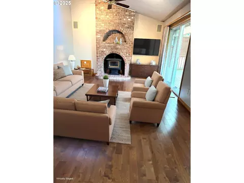 Living - 535 NE 24th St, Gresham, OR 97030 photo 1 of 7